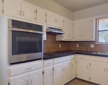 812 Countrywood Lane - Photo Thumbnail 14