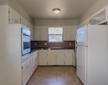 812 Countrywood Lane - Photo Thumbnail 13