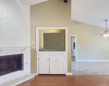 812 Countrywood Lane - Photo Thumbnail 7