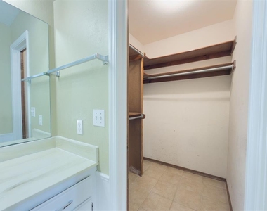 812 Countrywood Lane - Photo Thumbnail 31
