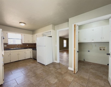 812 Countrywood Lane - Photo Thumbnail 10