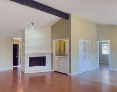 812 Countrywood Lane - Photo Thumbnail 4