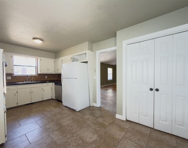 812 Countrywood Lane - Photo Thumbnail 11