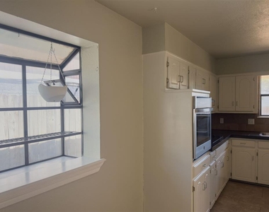 812 Countrywood Lane - Photo Thumbnail 18