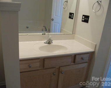 1510 Royal Auburn Avenue - Photo Thumbnail 7