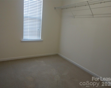1510 Royal Auburn Avenue - Photo Thumbnail 5
