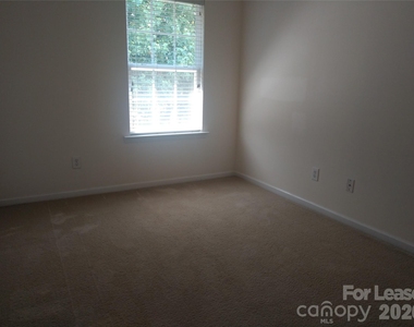 1510 Royal Auburn Avenue - Photo Thumbnail 9