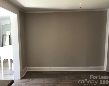 213 W King Street - Photo Thumbnail 3