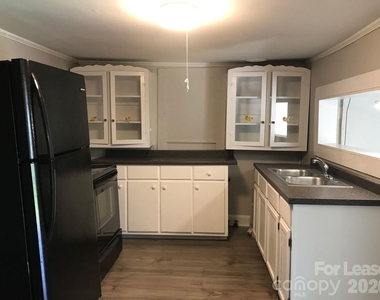 213 W King Street - Photo Thumbnail 2