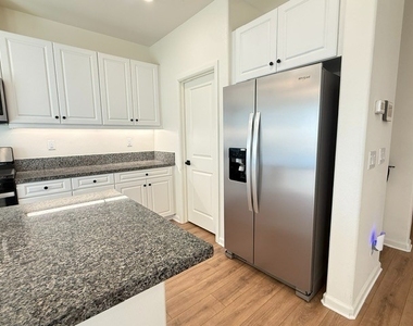 25189 Hunter Avenue - Photo Thumbnail 3