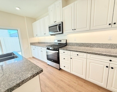 25189 Hunter Avenue - Photo Thumbnail 6