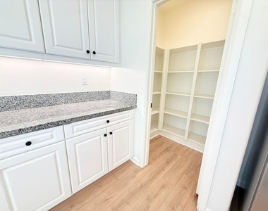 25189 Hunter Avenue - Photo Thumbnail 5