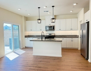 25189 Hunter Avenue - Photo Thumbnail 2