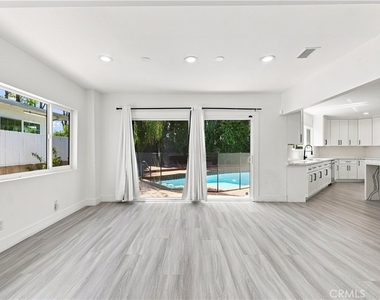 5527 Beckford Avenue - Photo Thumbnail 12