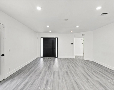 5527 Beckford Avenue - Photo Thumbnail 5