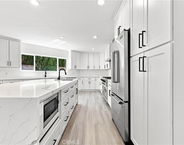 5527 Beckford Avenue - Photo Thumbnail 8