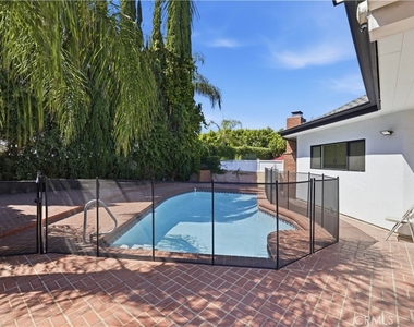 5527 Beckford Avenue - Photo Thumbnail 4