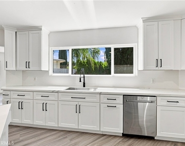 5527 Beckford Avenue - Photo Thumbnail 10