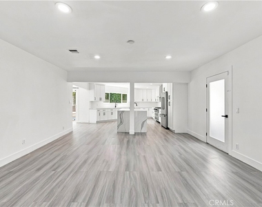 5527 Beckford Avenue - Photo Thumbnail 6