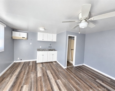 127 W 58th - Photo Thumbnail 3