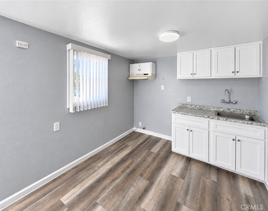 127 W 58th - Photo Thumbnail 2