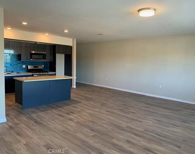 11442 Victory Boulevard - Photo Thumbnail 16