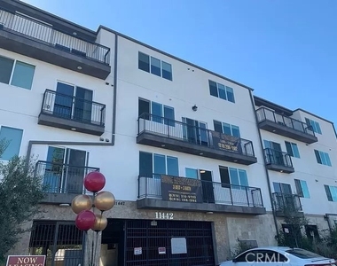 11442 Victory Boulevard - Photo Thumbnail 3