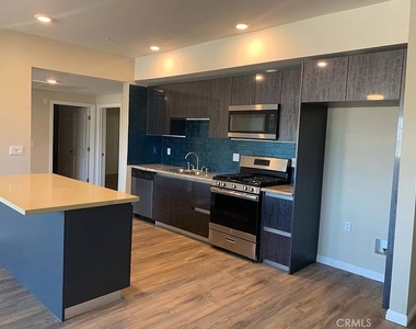 11442 Victory Boulevard - Photo Thumbnail 13