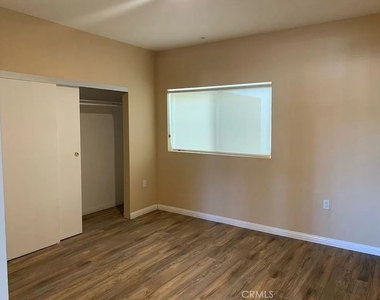 11442 Victory Boulevard - Photo Thumbnail 17