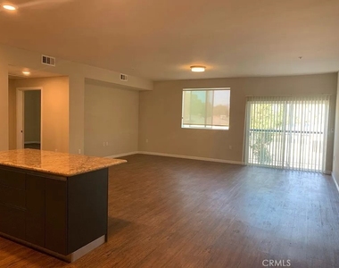 11442 Victory Boulevard - Photo Thumbnail 5