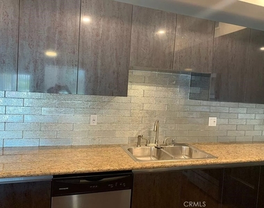11442 Victory Boulevard - Photo Thumbnail 10