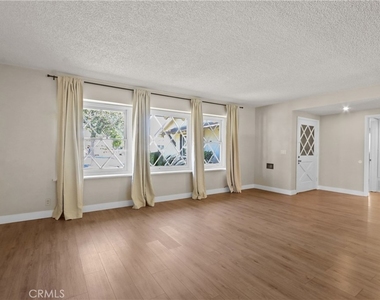 10925 Newcomb Avenue - Photo Thumbnail 2