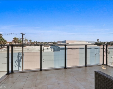 1598 Long Beach Boulevard - Photo Thumbnail 4