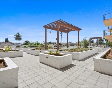 1598 Long Beach Boulevard - Photo Thumbnail 11