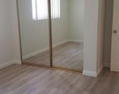 3958 Green Ave - Photo Thumbnail 2
