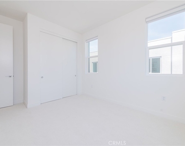 589 S Lyon St - Photo Thumbnail 18