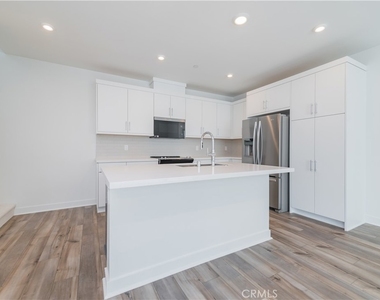 589 S Lyon St - Photo Thumbnail 13