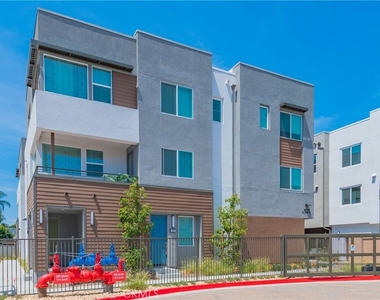 589 S Lyon St - Photo Thumbnail 1