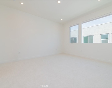 589 S Lyon St - Photo Thumbnail 20
