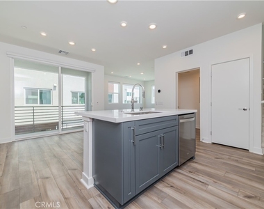 589 S Lyon St - Photo Thumbnail 4