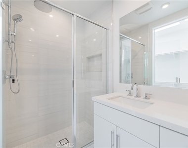 589 S Lyon St - Photo Thumbnail 24