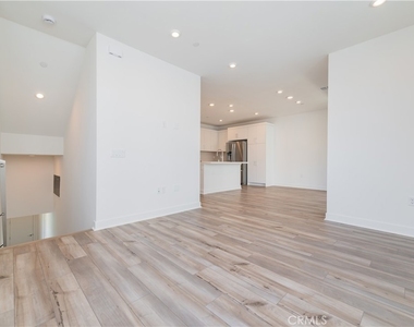 589 S Lyon St - Photo Thumbnail 7