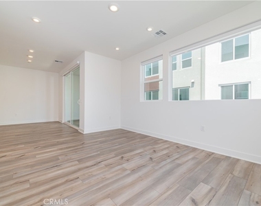 589 S Lyon St - Photo Thumbnail 6