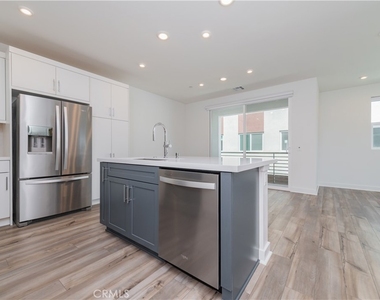 589 S Lyon St - Photo Thumbnail 5