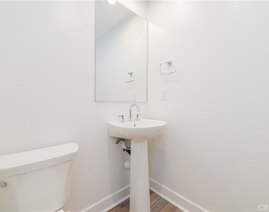 589 S Lyon St - Photo Thumbnail 15
