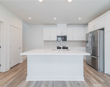 589 S Lyon St - Photo Thumbnail 12