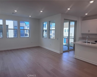 300 Honeysuckle Way - Photo Thumbnail 5