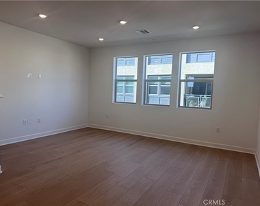 300 Honeysuckle Way - Photo Thumbnail 7