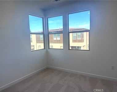 300 Honeysuckle Way - Photo Thumbnail 9