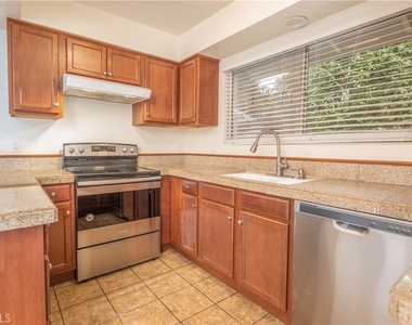 329 Orizaba Avenue - Photo Thumbnail 13